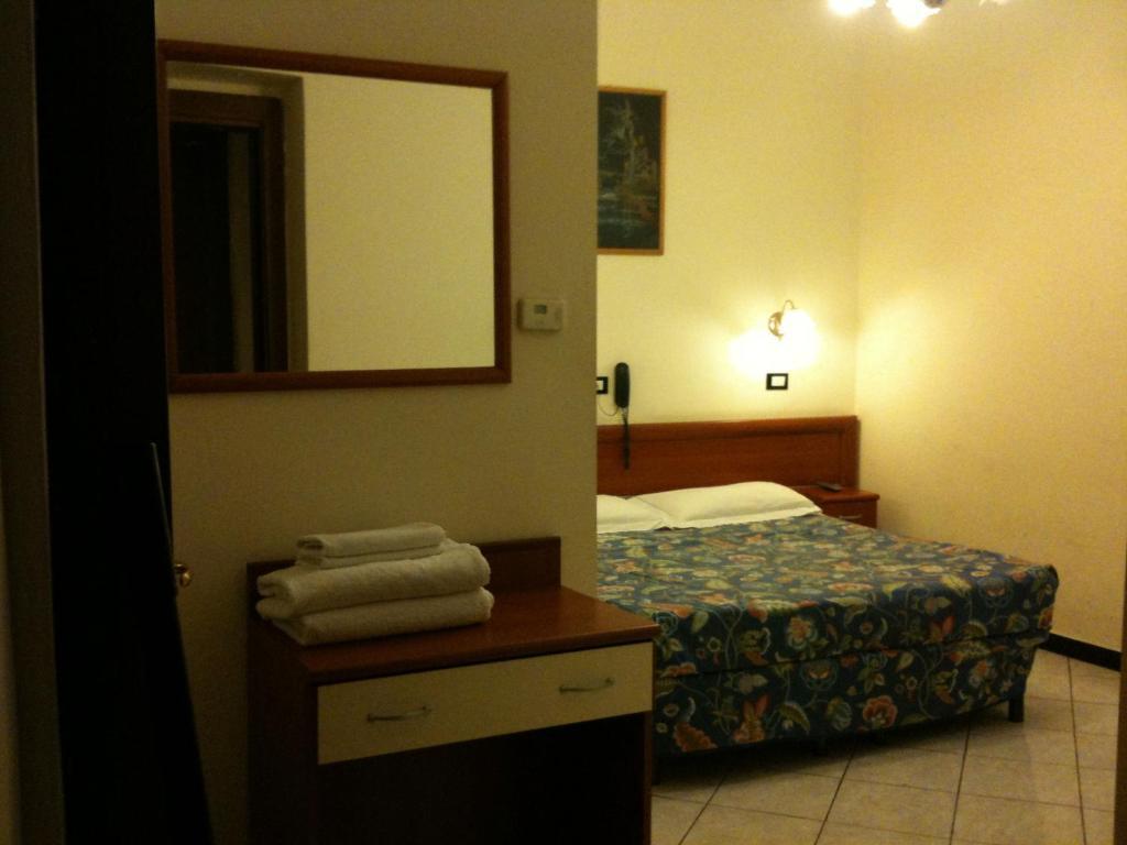 Hotel Le Tre Stazioni Genova Szoba fotó